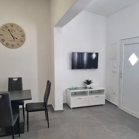 Navis شقة زادار